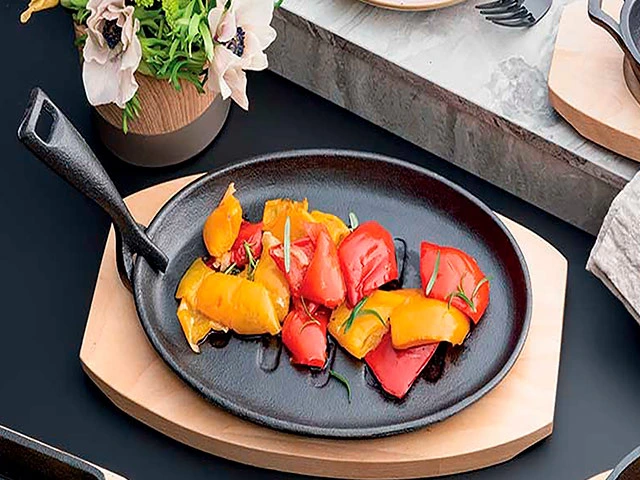 Tigaie din fonta 21 cm Tognana Fusion Taste pe suport de lemn