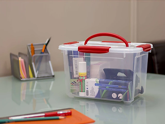 Organizator cu capac cu clame Econova Cristal, 5.5 l, 28.3X20X17 cm, maner rosu