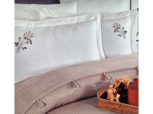 Lenjerie de pat 2 persoane NH Pike Cappuccino cu broderie: cuvertura de pat, cearsaf, 4 huse p/u perna