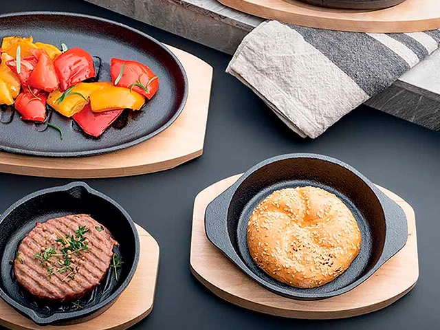 Tigaie din fonta 14 cm Tognana Fusion Taste pe suport de lemn