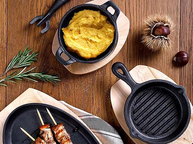 Tigaie din fonta 13 cm Tognana Fusion Taste pe suport de lemn