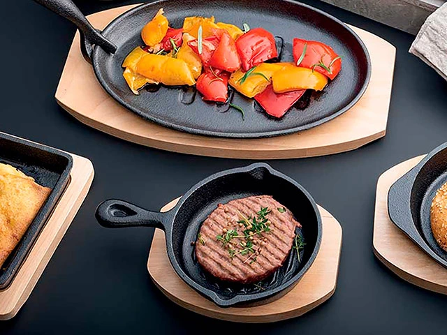 Tigaie din fonta 13 cm Tognana Fusion Taste pe suport de lemn