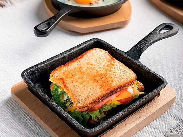 Tigaie din fonta 14X14 cm Tognana Fusion Taste pe suport de lemn