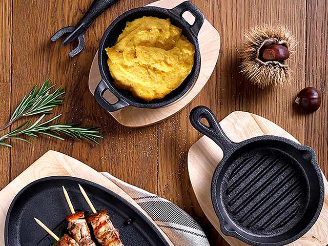 Tigaie din fonta 13 cm Tognana Fusion Taste pe suport de lemn