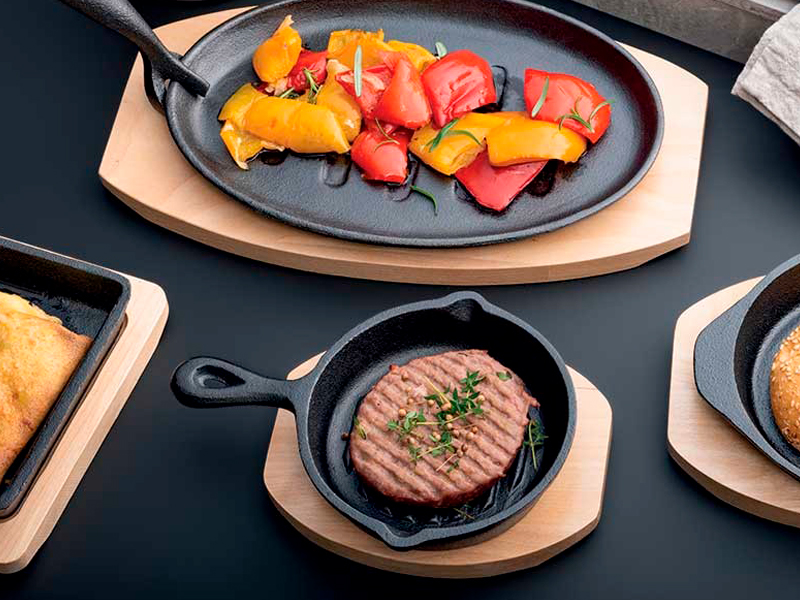 Tigaie din fonta 13 cm Tognana Fusion Taste pe suport de lemn